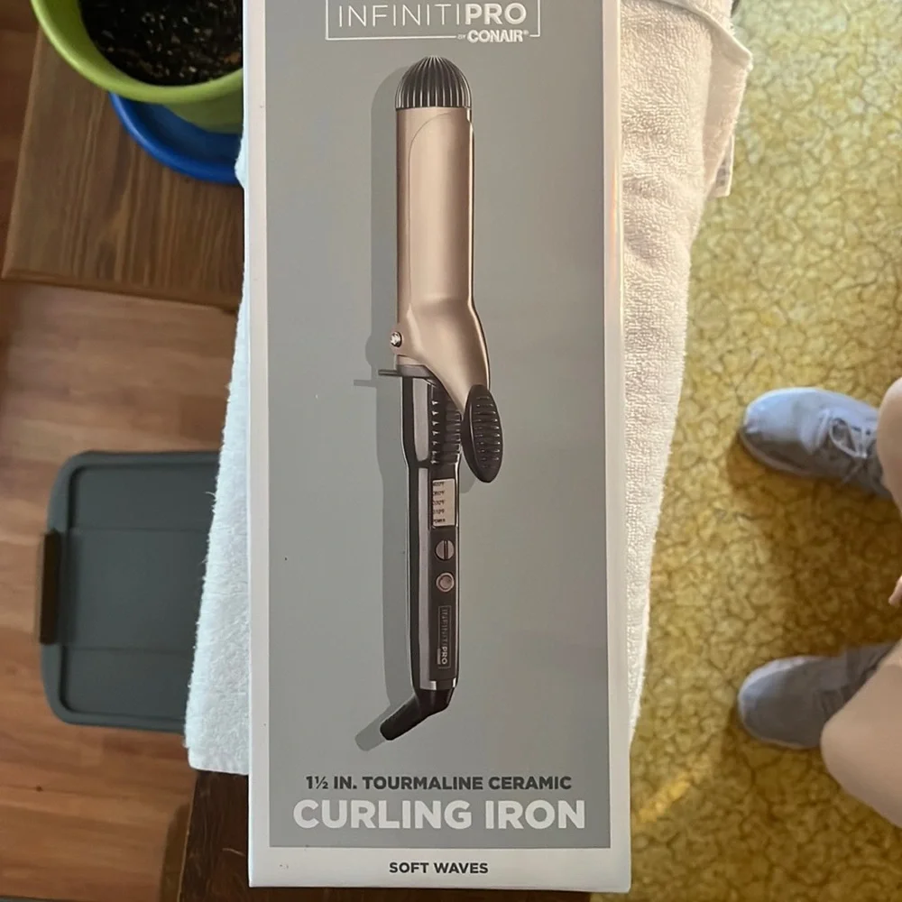 Infinity Pro Conair curling iron - Picture 1 of 5